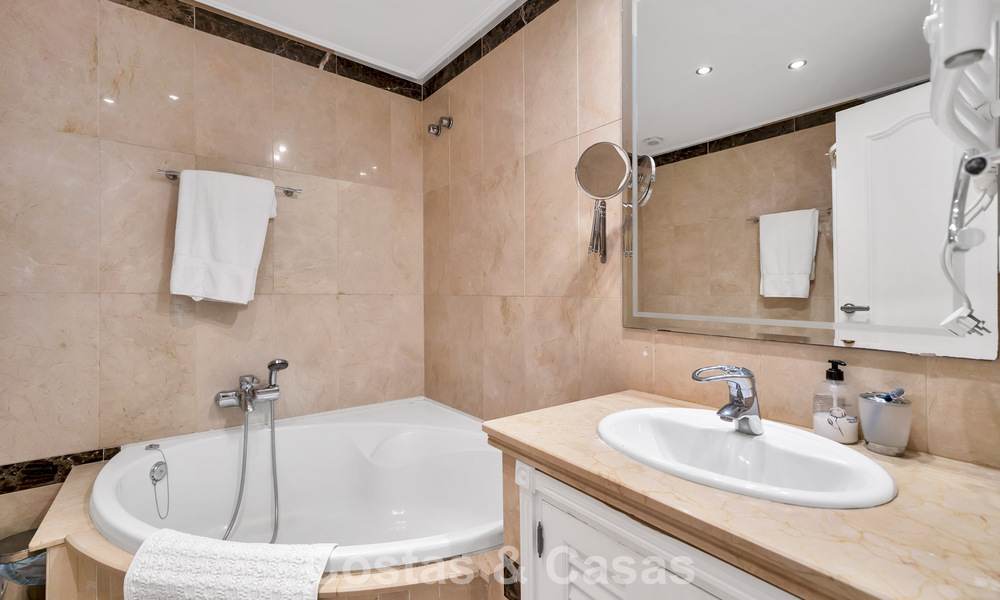 Apartamento en planta baja en venta en un complejo en primera línea de playa en la Nueva Milla de Oro, Marbella - Estepona 783676