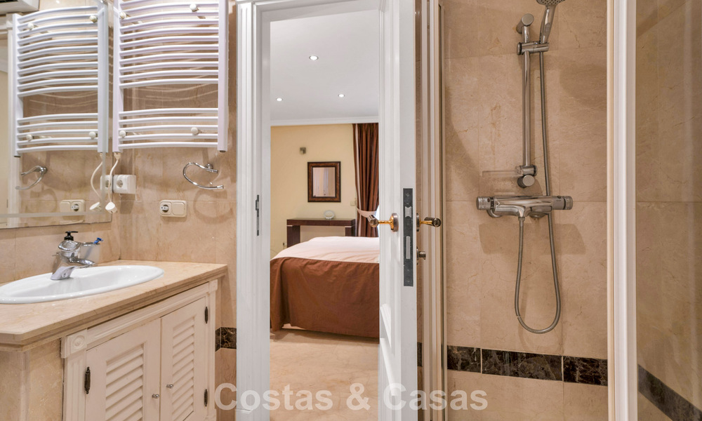 Apartamento en planta baja en venta en un complejo en primera línea de playa en la Nueva Milla de Oro, Marbella - Estepona 783677