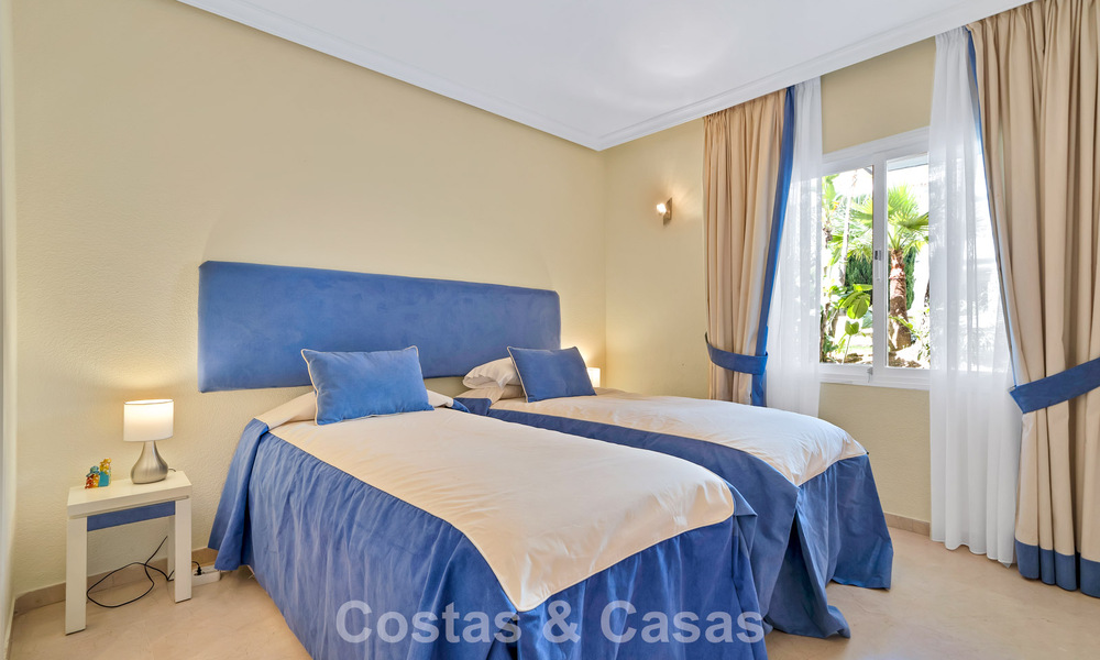 Apartamento en planta baja en venta en un complejo en primera línea de playa en la Nueva Milla de Oro, Marbella - Estepona 783679