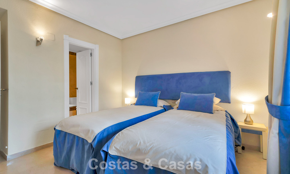 Apartamento en planta baja en venta en un complejo en primera línea de playa en la Nueva Milla de Oro, Marbella - Estepona 783680