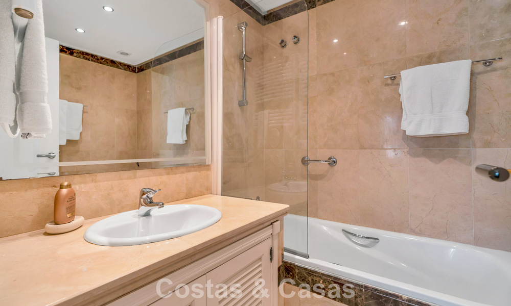 Apartamento en planta baja en venta en un complejo en primera línea de playa en la Nueva Milla de Oro, Marbella - Estepona 783682