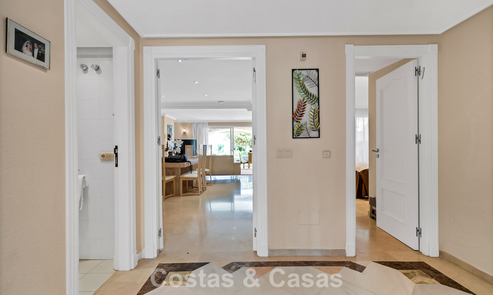 Apartamento en planta baja en venta en un complejo en primera línea de playa en la Nueva Milla de Oro, Marbella - Estepona 783683