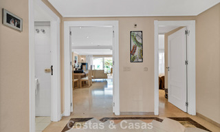 Apartamento en planta baja en venta en un complejo en primera línea de playa en la Nueva Milla de Oro, Marbella - Estepona 783683 