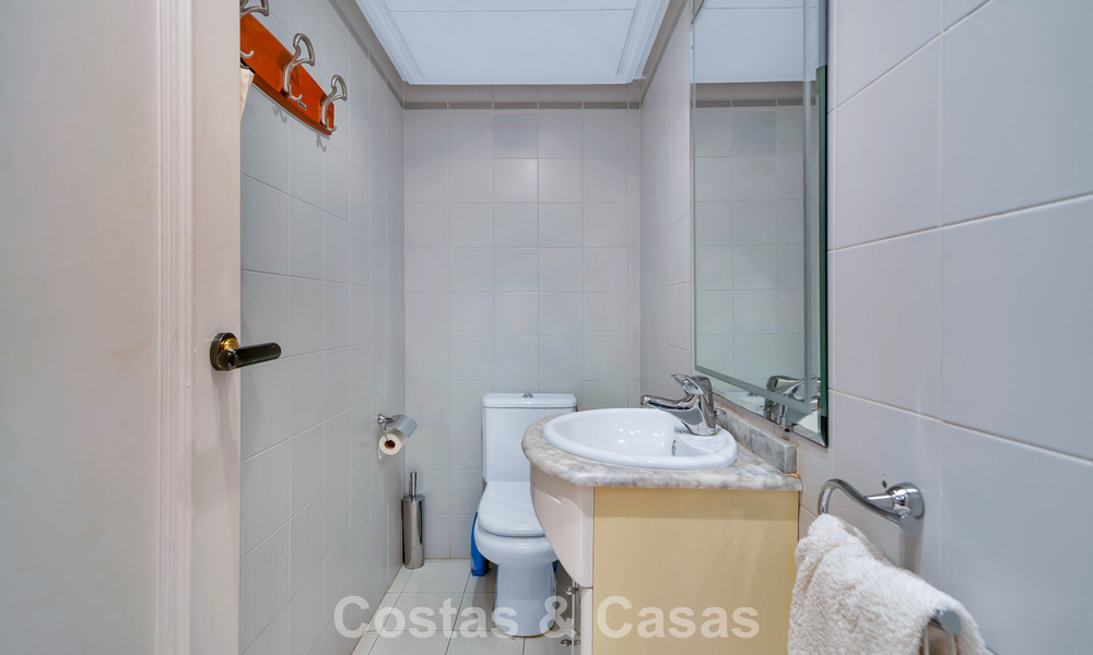 Apartamento en planta baja en venta en un complejo en primera línea de playa en la Nueva Milla de Oro, Marbella - Estepona 783684