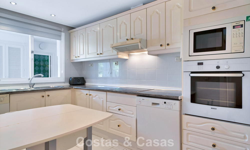 Apartamento en planta baja en venta en un complejo en primera línea de playa en la Nueva Milla de Oro, Marbella - Estepona 783685