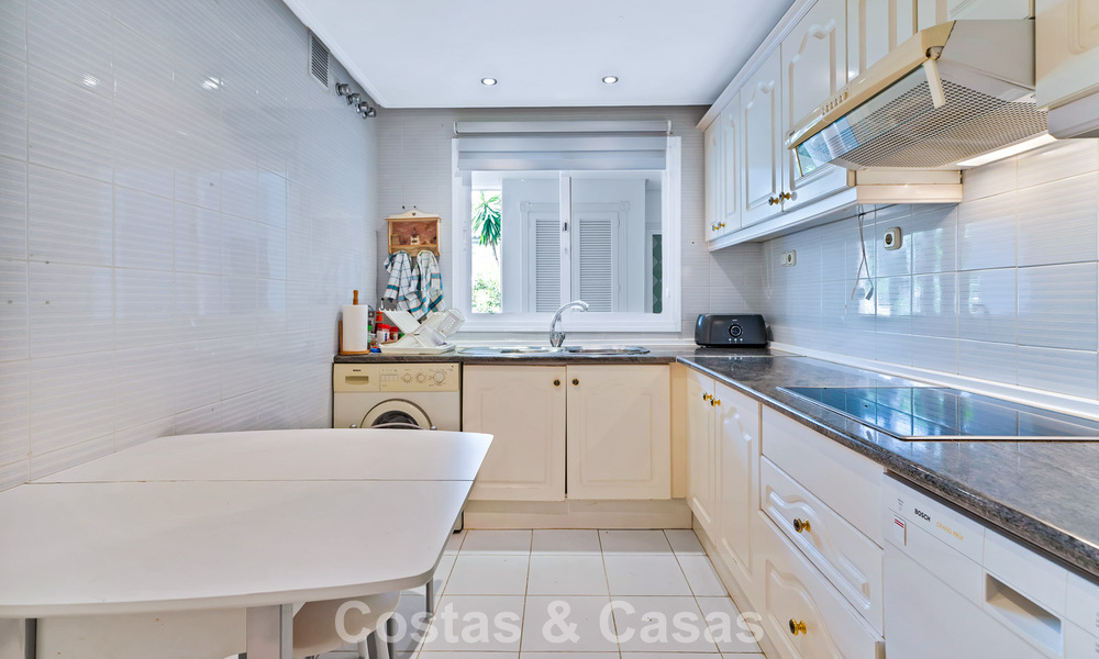 Apartamento en planta baja en venta en un complejo en primera línea de playa en la Nueva Milla de Oro, Marbella - Estepona 783686