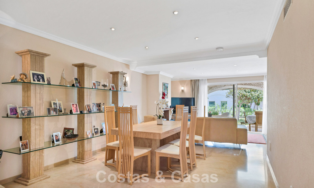 Apartamento en planta baja en venta en un complejo en primera línea de playa en la Nueva Milla de Oro, Marbella - Estepona 783687