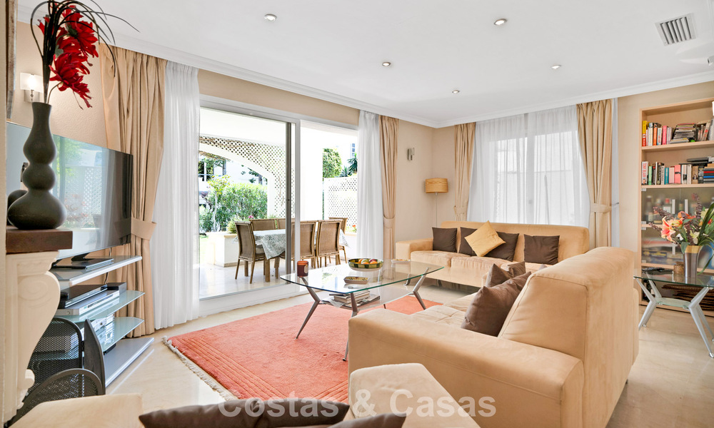 Apartamento en planta baja en venta en un complejo en primera línea de playa en la Nueva Milla de Oro, Marbella - Estepona 783689