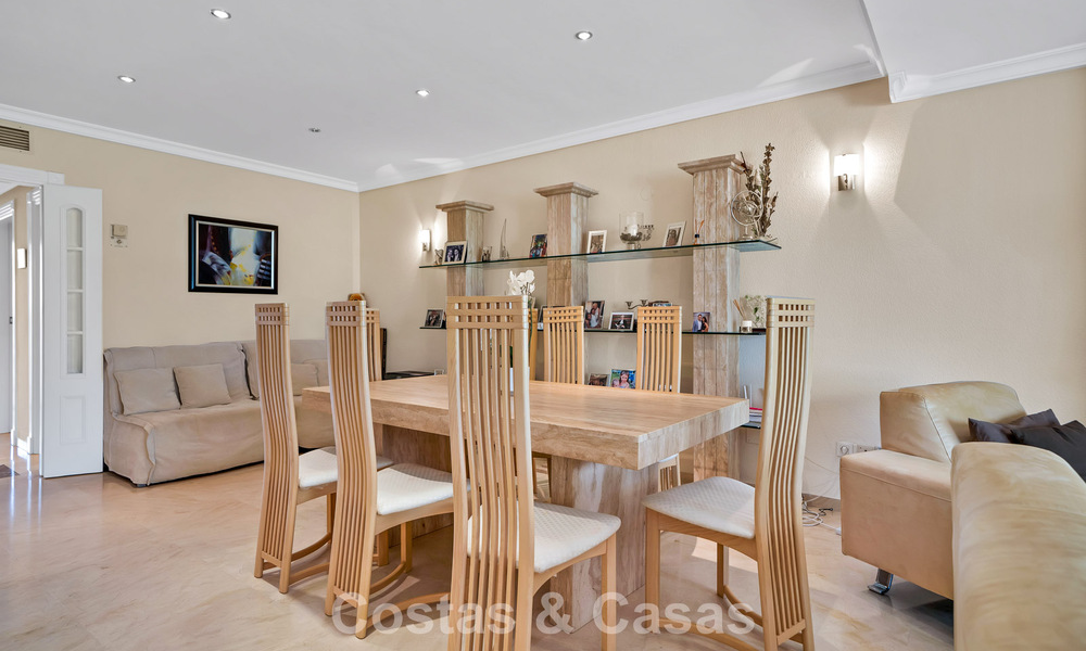 Apartamento en planta baja en venta en un complejo en primera línea de playa en la Nueva Milla de Oro, Marbella - Estepona 783690