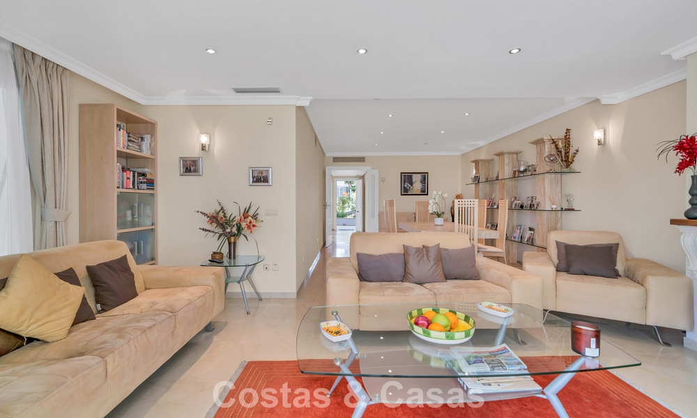 Apartamento en planta baja en venta en un complejo en primera línea de playa en la Nueva Milla de Oro, Marbella - Estepona 783691