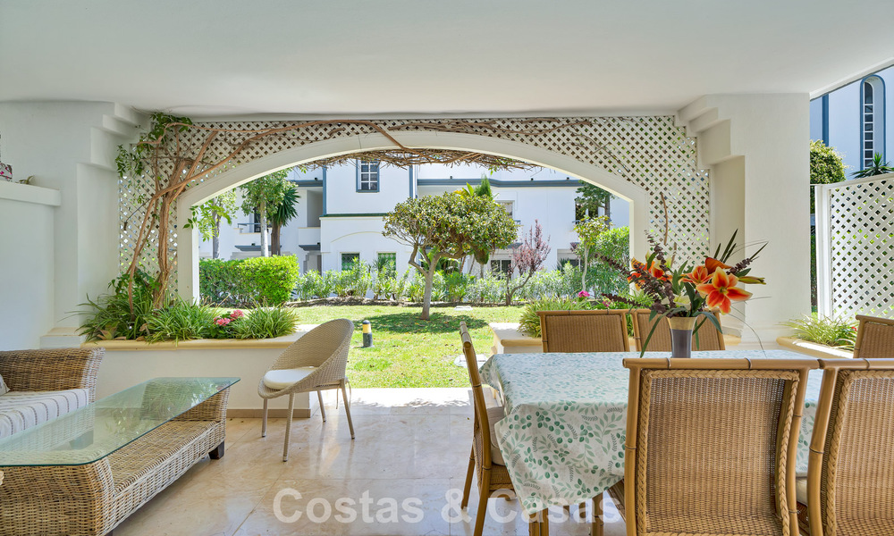 Apartamento en planta baja en venta en un complejo en primera línea de playa en la Nueva Milla de Oro, Marbella - Estepona 783695