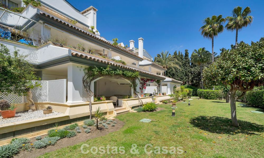 Apartamento en planta baja en venta en un complejo en primera línea de playa en la Nueva Milla de Oro, Marbella - Estepona 783699