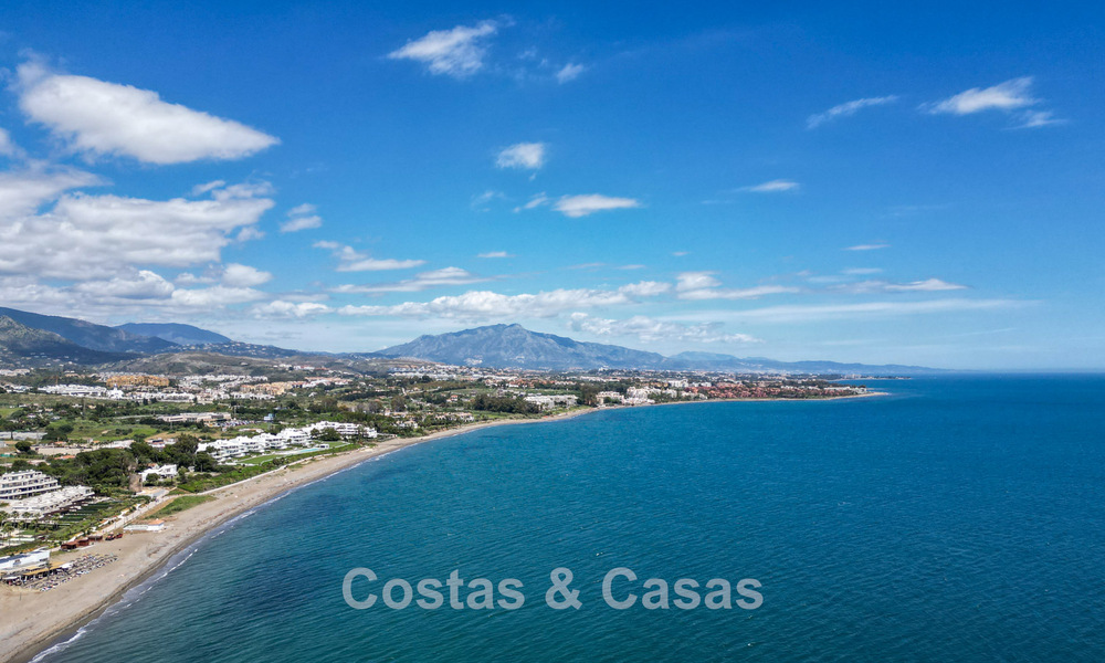 Apartamento en planta baja en venta en un complejo en primera línea de playa en la Nueva Milla de Oro, Marbella - Estepona 783700