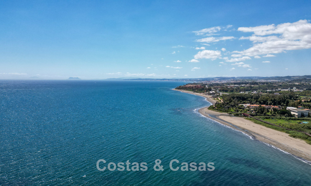 Apartamento en planta baja en venta en un complejo en primera línea de playa en la Nueva Milla de Oro, Marbella - Estepona 783702