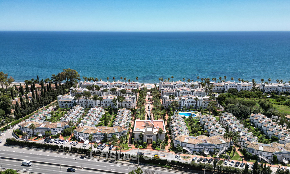 Apartamento en planta baja en venta en un complejo en primera línea de playa en la Nueva Milla de Oro, Marbella - Estepona 783704