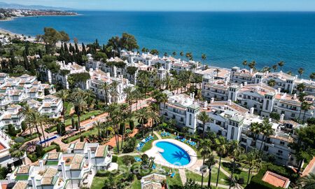 Apartamento en planta baja en venta en un complejo en primera línea de playa en la Nueva Milla de Oro, Marbella - Estepona 783705