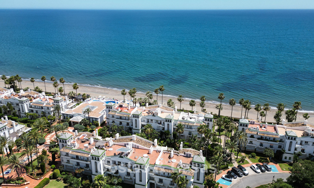 Apartamento en planta baja en venta en un complejo en primera línea de playa en la Nueva Milla de Oro, Marbella - Estepona 783706