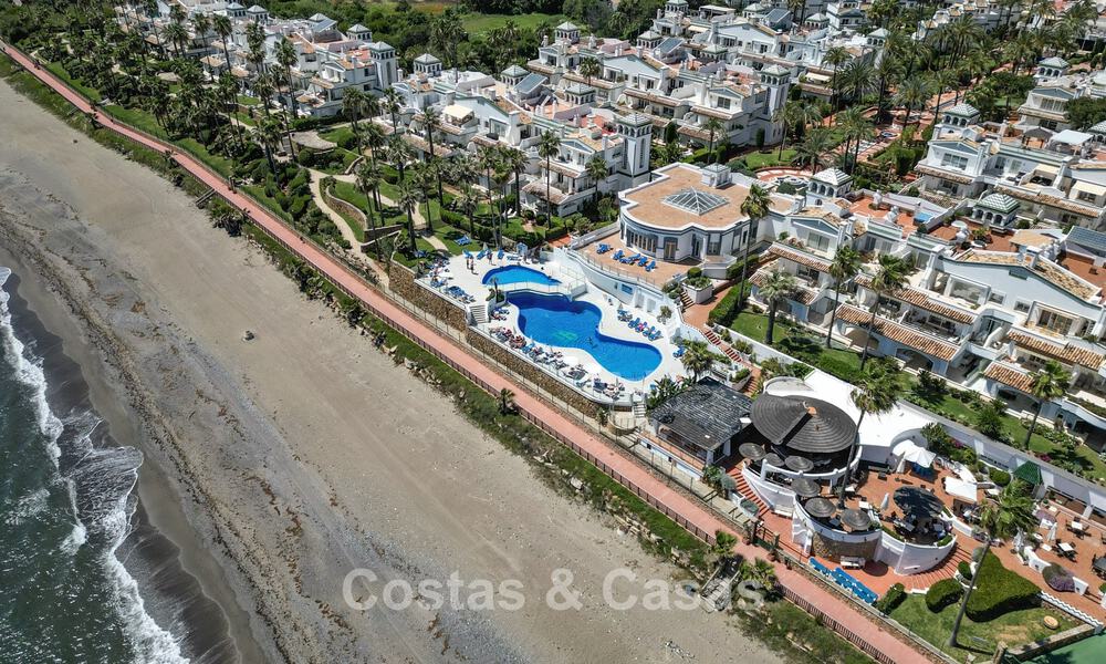 Apartamento en planta baja en venta en un complejo en primera línea de playa en la Nueva Milla de Oro, Marbella - Estepona 783707