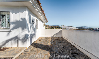 Espaciosa villa familiar con piscina privada y vistas panorámicas, enclavada en las colinas de Estepona 783709 