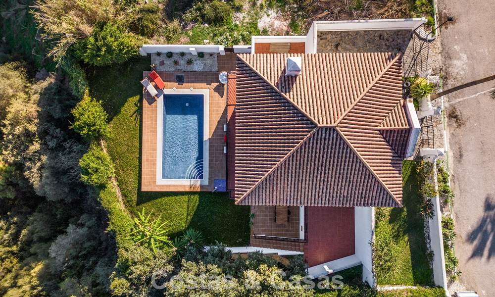 Espaciosa villa familiar con piscina privada y vistas panorámicas, enclavada en las colinas de Estepona 783712