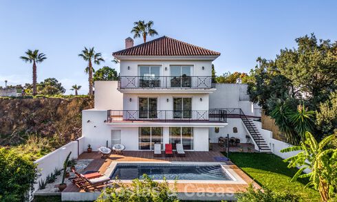 Espaciosa villa familiar con piscina privada y vistas panorámicas, enclavada en las colinas de Estepona 783713