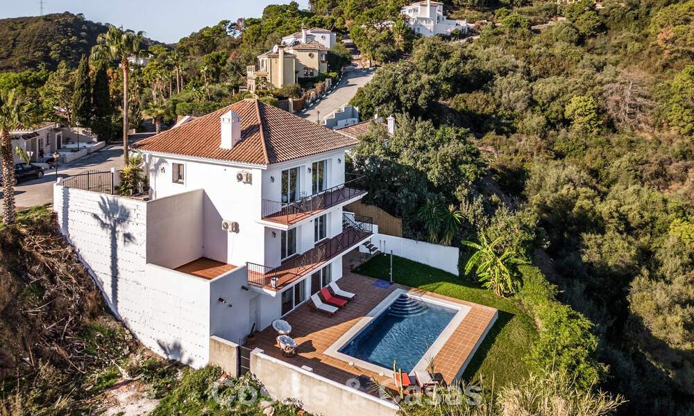Espaciosa villa familiar con piscina privada y vistas panorámicas, enclavada en las colinas de Estepona 783716