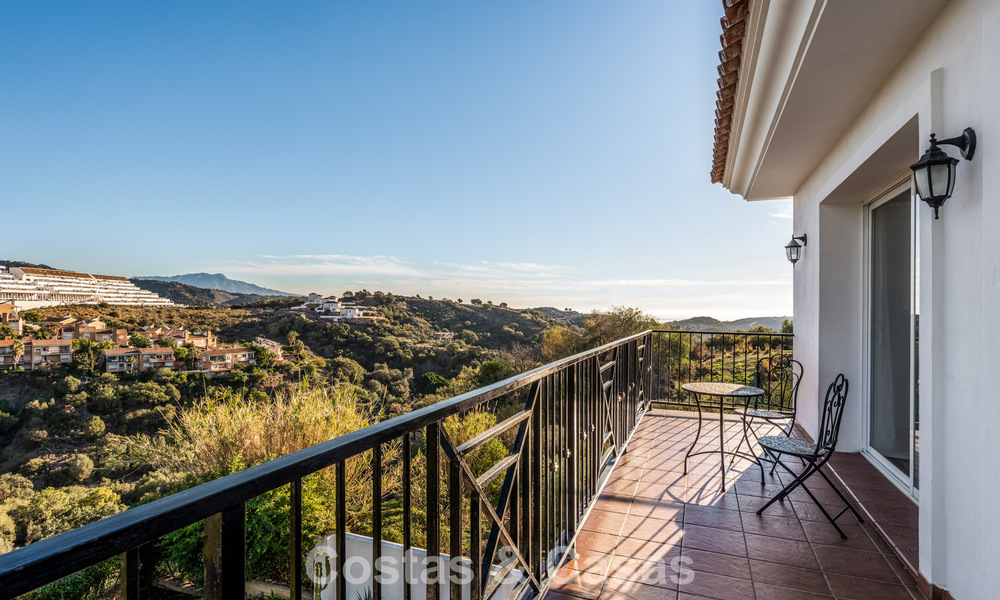 Espaciosa villa familiar con piscina privada y vistas panorámicas, enclavada en las colinas de Estepona 783717