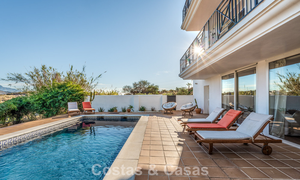 Espaciosa villa familiar con piscina privada y vistas panorámicas, enclavada en las colinas de Estepona 783718