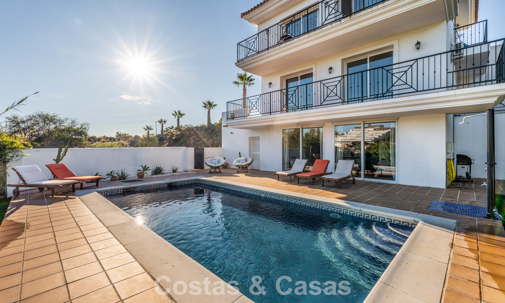 Espaciosa villa familiar con piscina privada y vistas panorámicas, enclavada en las colinas de Estepona 783719