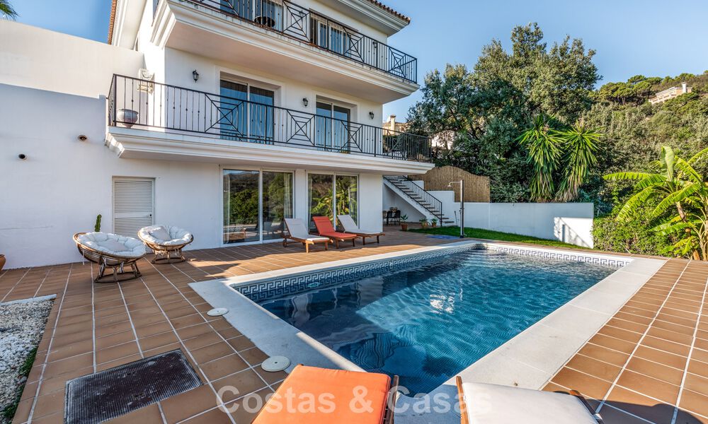 Espaciosa villa familiar con piscina privada y vistas panorámicas, enclavada en las colinas de Estepona 783720