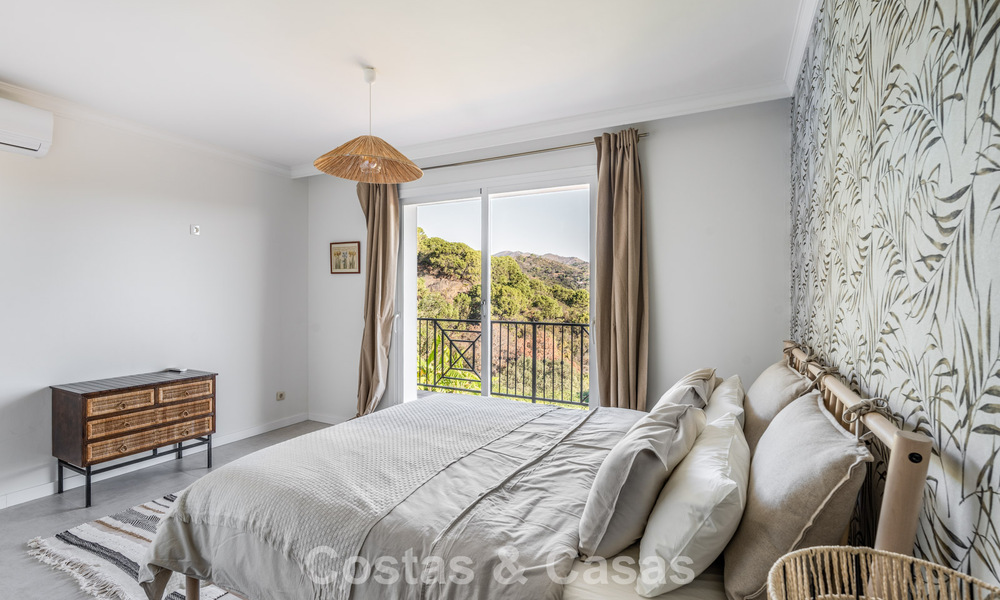 Espaciosa villa familiar con piscina privada y vistas panorámicas, enclavada en las colinas de Estepona 783724