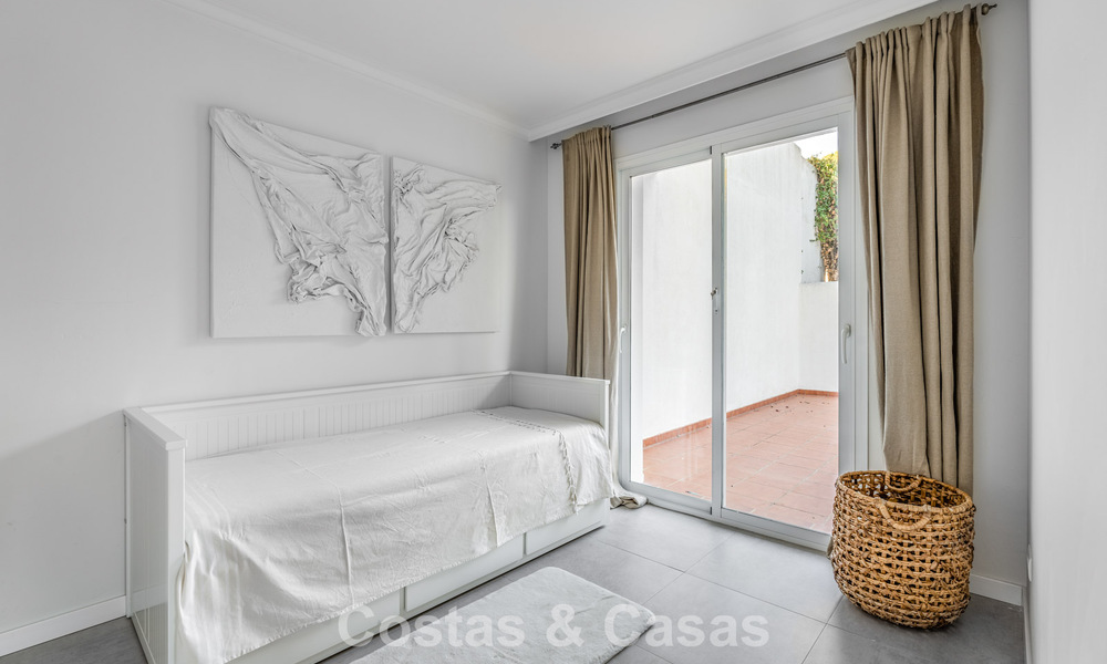 Espaciosa villa familiar con piscina privada y vistas panorámicas, enclavada en las colinas de Estepona 783726