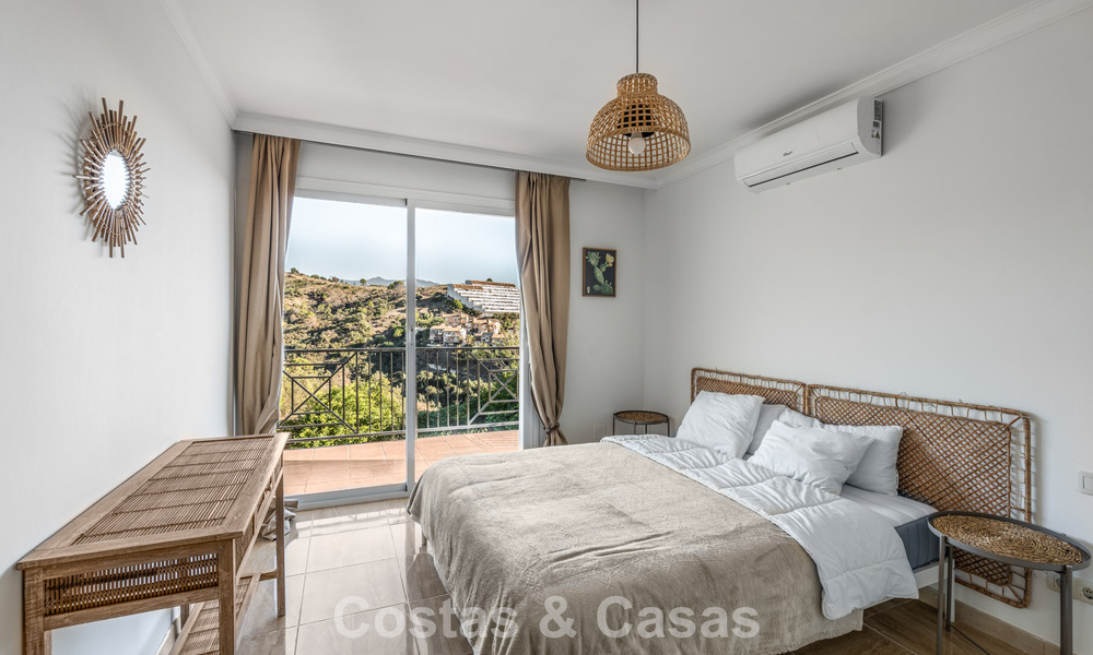 Espaciosa villa familiar con piscina privada y vistas panorámicas, enclavada en las colinas de Estepona 783727