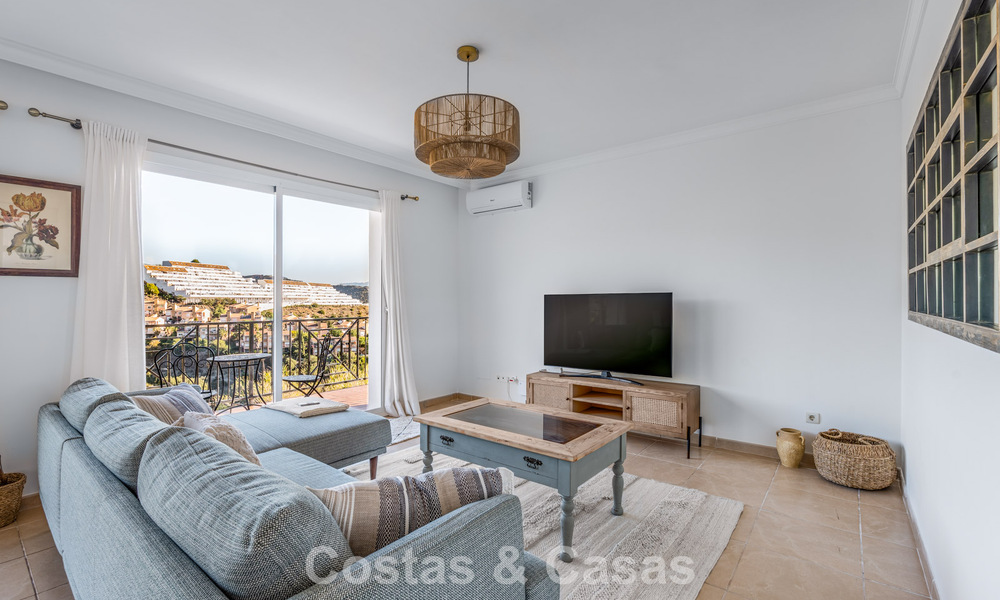 Espaciosa villa familiar con piscina privada y vistas panorámicas, enclavada en las colinas de Estepona 783728