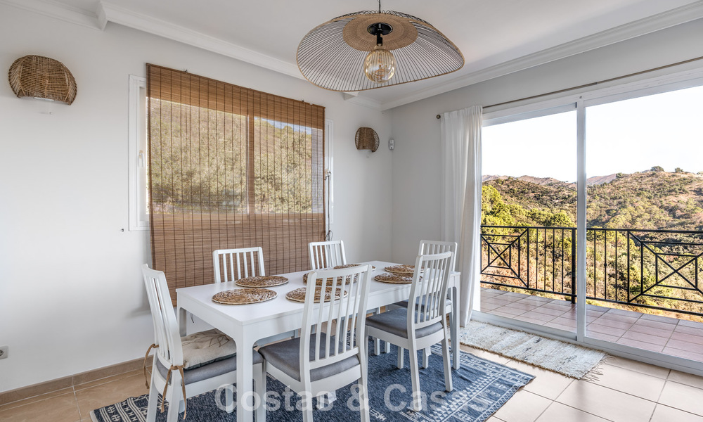 Espaciosa villa familiar con piscina privada y vistas panorámicas, enclavada en las colinas de Estepona 783729