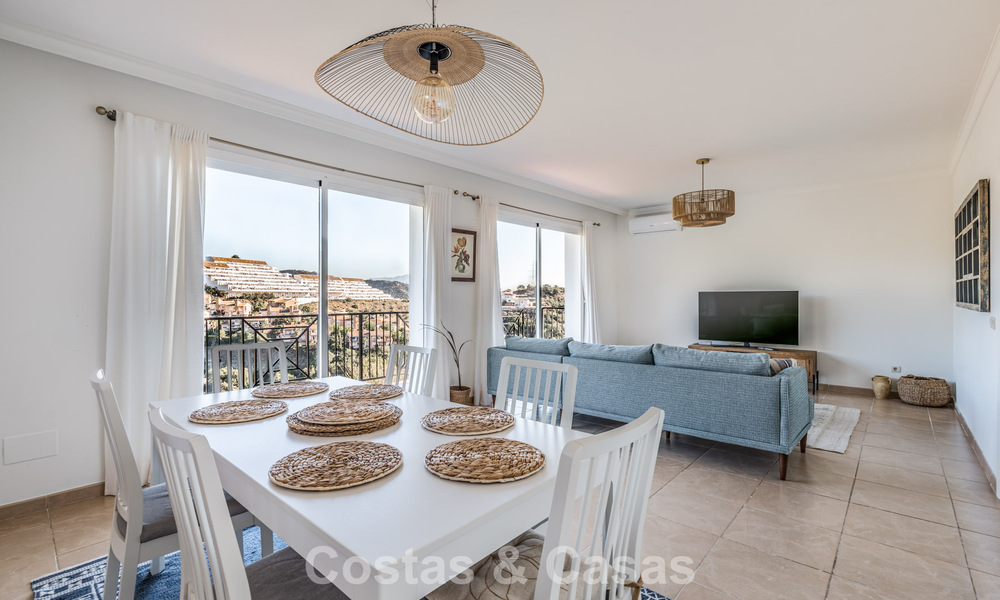 Espaciosa villa familiar con piscina privada y vistas panorámicas, enclavada en las colinas de Estepona 783730
