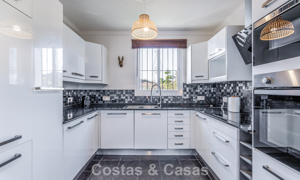 Espaciosa villa familiar con piscina privada y vistas panorámicas, enclavada en las colinas de Estepona 783731