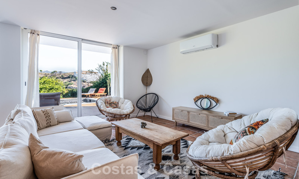 Espaciosa villa familiar con piscina privada y vistas panorámicas, enclavada en las colinas de Estepona 783734