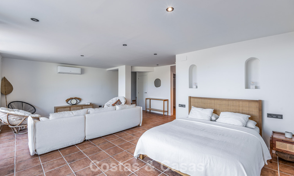 Espaciosa villa familiar con piscina privada y vistas panorámicas, enclavada en las colinas de Estepona 783735