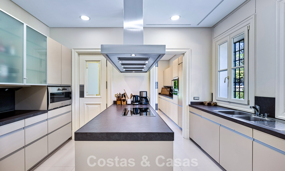 Villa clásica de lujo mediterránea en venta a un paso de la playa en Los Monteros, al este del centro de Marbella 783741