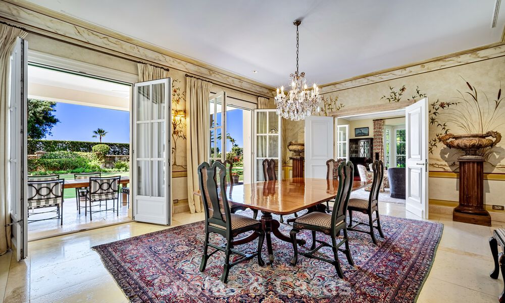 Villa clásica de lujo mediterránea en venta a un paso de la playa en Los Monteros, al este del centro de Marbella 783746