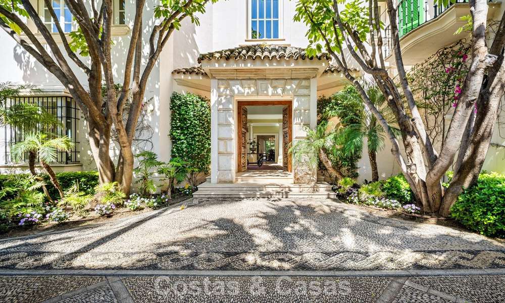 Villa clásica de lujo mediterránea en venta a un paso de la playa en Los Monteros, al este del centro de Marbella 783751