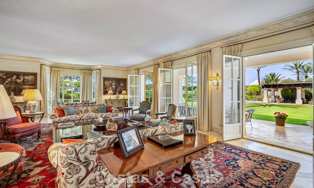 Villa clásica de lujo mediterránea en venta a un paso de la playa en Los Monteros, al este del centro de Marbella 783753