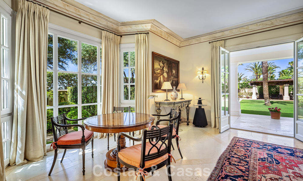 Villa clásica de lujo mediterránea en venta a un paso de la playa en Los Monteros, al este del centro de Marbella 783755