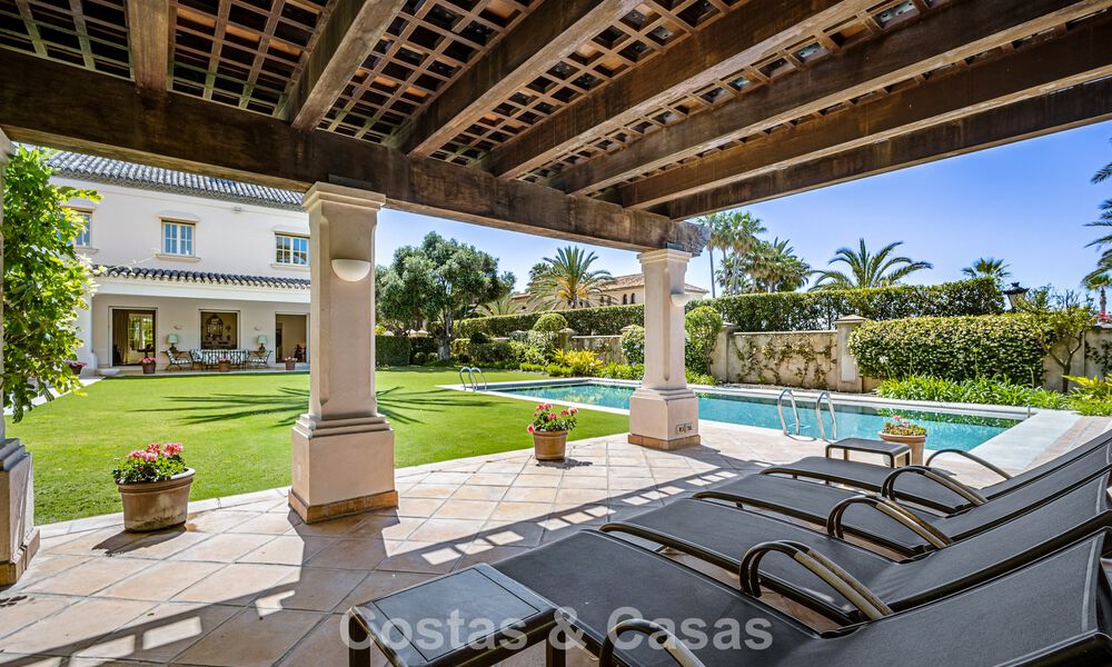 Villa clásica de lujo mediterránea en venta a un paso de la playa en Los Monteros, al este del centro de Marbella 783758