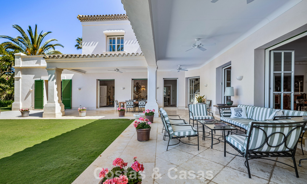 Villa clásica de lujo mediterránea en venta a un paso de la playa en Los Monteros, al este del centro de Marbella 783759
