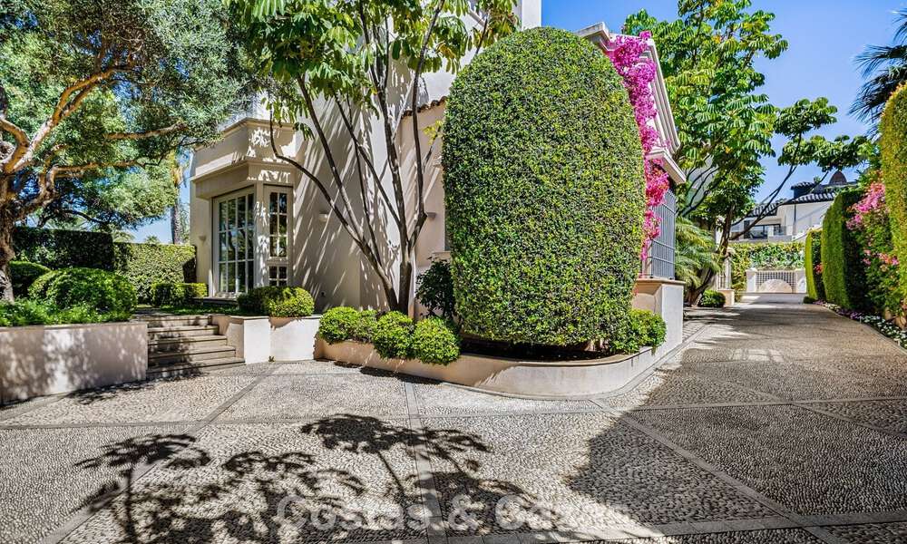 Villa clásica de lujo mediterránea en venta a un paso de la playa en Los Monteros, al este del centro de Marbella 783760