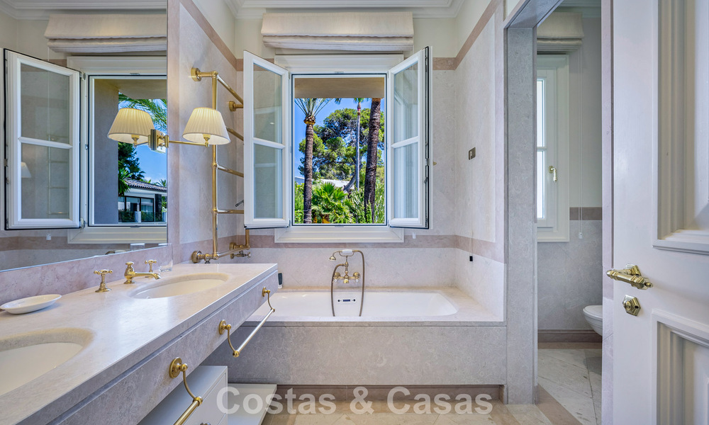 Villa clásica de lujo mediterránea en venta a un paso de la playa en Los Monteros, al este del centro de Marbella 783766
