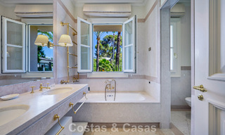 Villa clásica de lujo mediterránea en venta a un paso de la playa en Los Monteros, al este del centro de Marbella 783766 