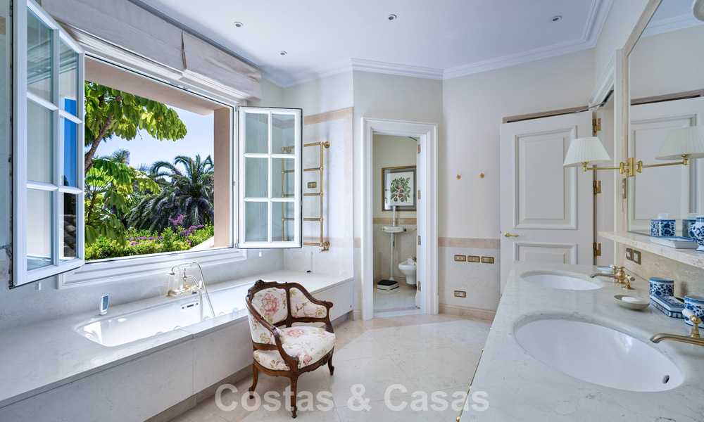 Villa clásica de lujo mediterránea en venta a un paso de la playa en Los Monteros, al este del centro de Marbella 783768